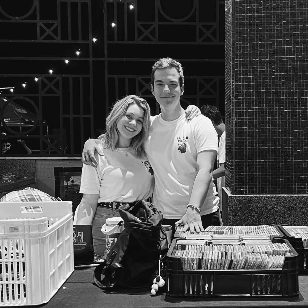 El equipo de Groovium Discos en su puesto de una feria de discos en Asunción, con cajones llenos de CDs